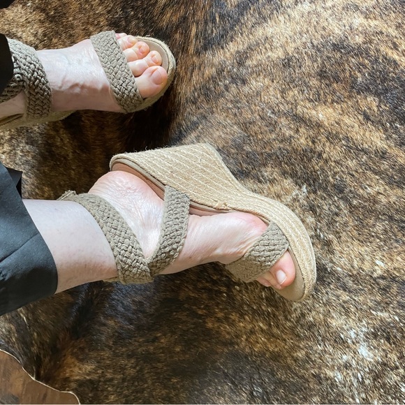 3/$15 size 10 Steve Madden ANKLE STRAPS. Platform wedge 5"heel, Woven, tan - Picture 11 of 16